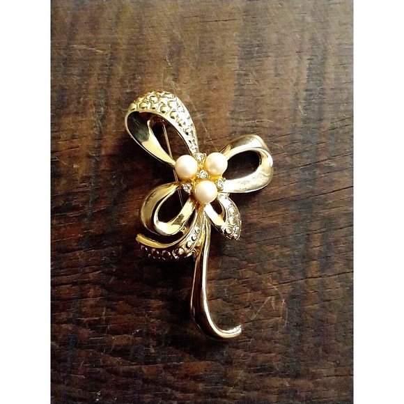 Vintage Bow Brooch Clear rhinestones & Faux pearls Gold tone setting D4 - Picture 1 of 7